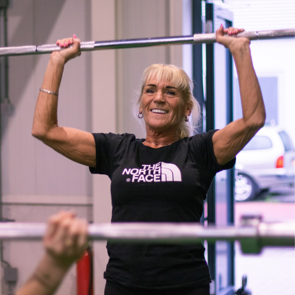 Trainer in gesprek met een sporter