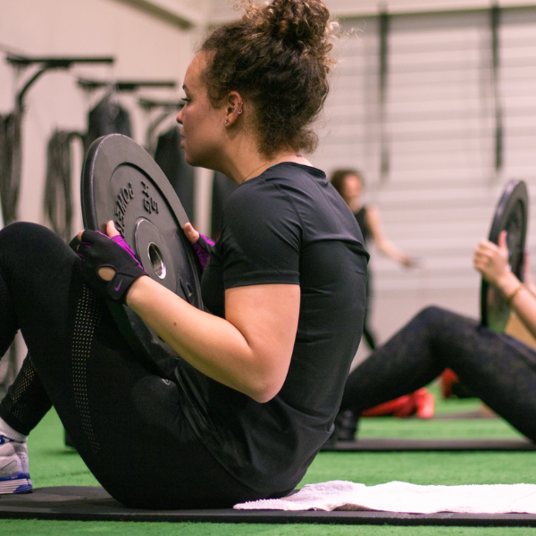 Trainer heet een sporter welkom